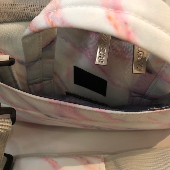 Laptop bag in white and pink marble print - Picture 5 of 8